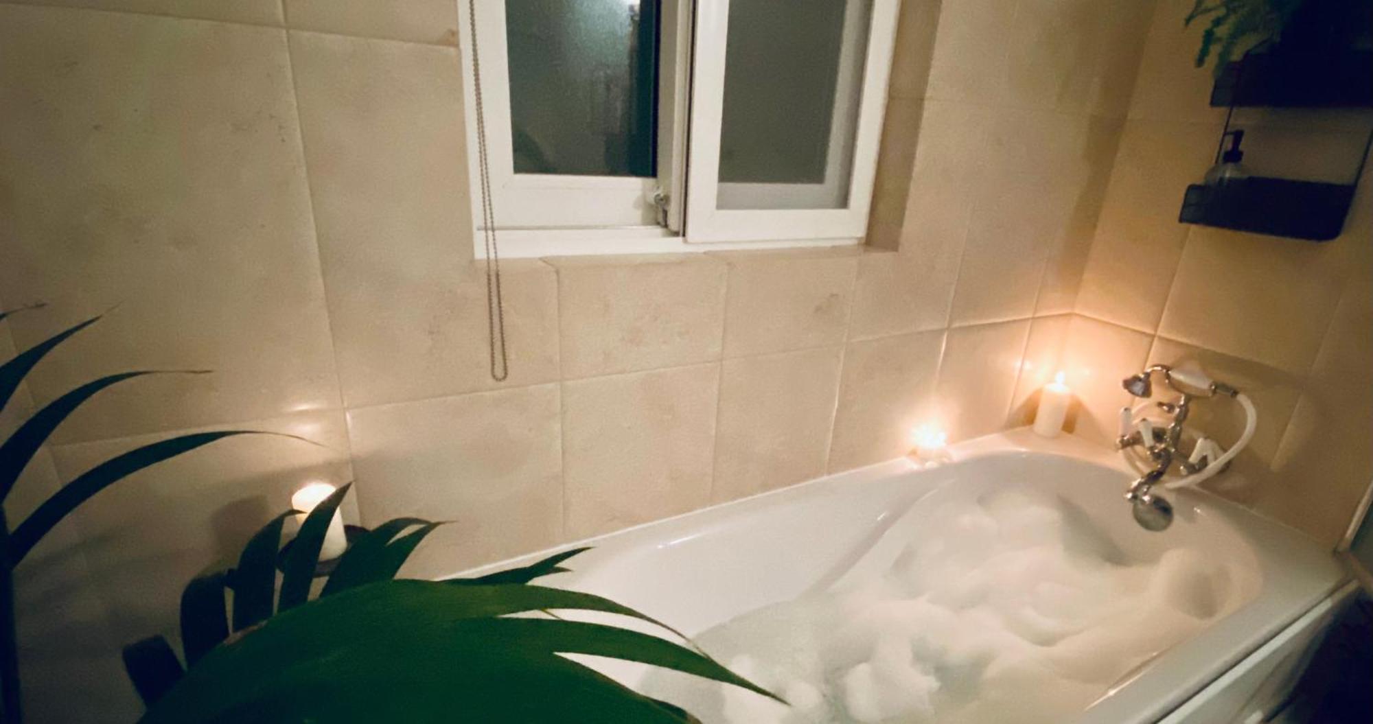 Free Breakfast, Pool, Spacious Aircon Hideaway Apartment มอสตา ภายนอก รูปภาพ